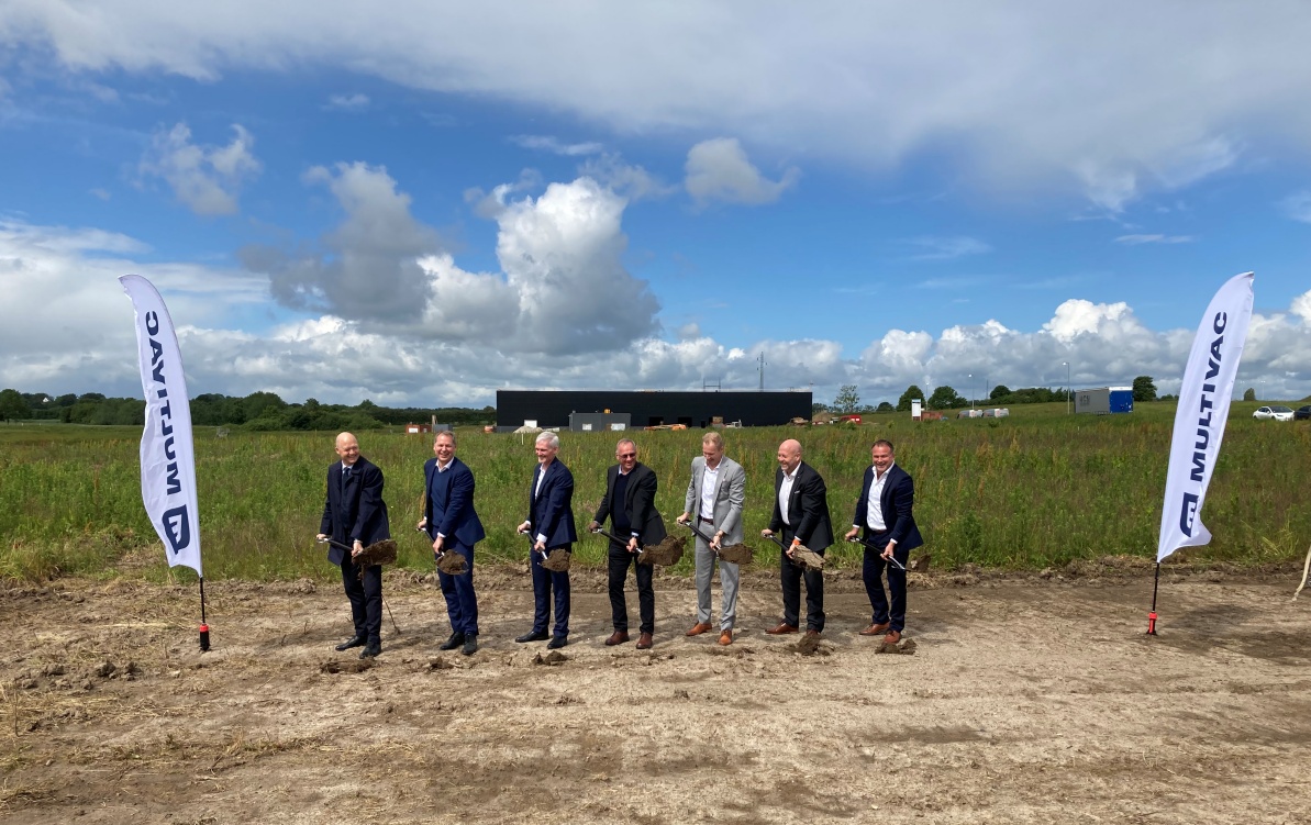 Fra venstre:  Borgmester Jens Ejner Christensen Vejle Kommune, adm. dir.  Martin Petersen MULTIVAC Danmark, Peder Rejmers Executive Vice President MULTIVAC Group og bestyrelsesformand i MULTIVAC Danmark, adm dir. Magnus Sigurdsson MULTIVAC Island, adm. direktør Kimmo Vesterinnen MULTIVAC Finland, adm. direktør Anders Källman MULTIVAC Sverige og adm. direktør Bård Hultengren MULTIVAC Norge. 