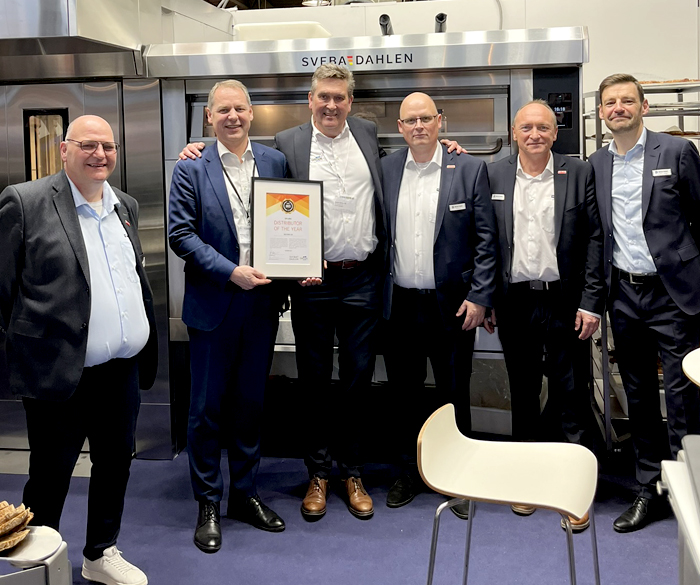 I midten Jan Zimmermann, CEO Sveba Dahlen, ved overrækkelsen